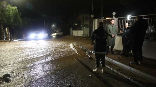 Κακοκαιρία: Τουλάχιστον τρεις εγκλωβισμένοι στη Βάρη, δύο σε αυτοκίνητα, μία γυναίκα πάνω σε δέντρο