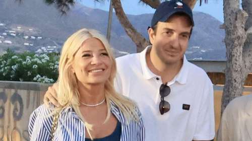 Φαίη Σκορδά: Καλοκαιρινή βραδιά με δείπνο με θέα την Ακρόπολη