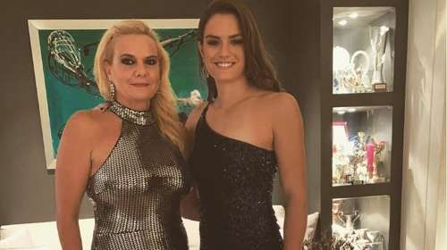 Εντυπωσιακή η μητέρα της Μαρίας Σάκκαρη σε κλειστό δείπνο στην αθηναϊκή ριβιέρα - Με κομψό σύνολο