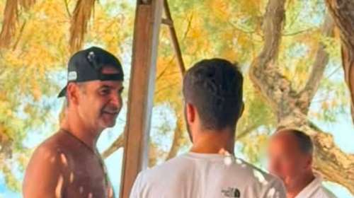Ο Κυριάκος Μητσοτάκης για διακοπές στα Χανιά - Με μαγιό και ανάποδο καπέλο σε παραλία