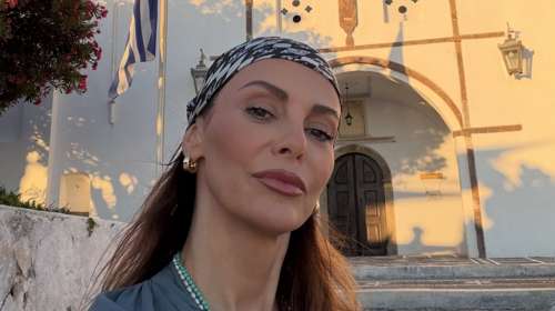 Η Μπέττυ Μαγγίρα με τις κόρες της στη Σαντορίνη - Η φωτογραφία με τη 16χρονη Ανδριάνα και τη 12χρονη Καλλινίκη