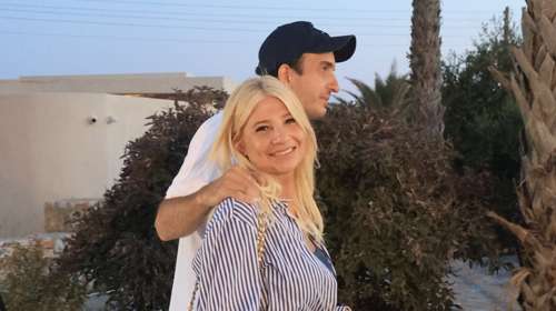 Φαίη Σκορδά: Με τον Αλέξανδρο Αθανασιάδη και τέλειο beach look στην Αντίπαρο