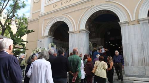 Συγκίνηση στο τελευταίο "αντίο" στον σπουδαίο αρχαιολόγο Πέτρο Θέμελη - Ποιοι έδωσαν το παρών [εικόνες]