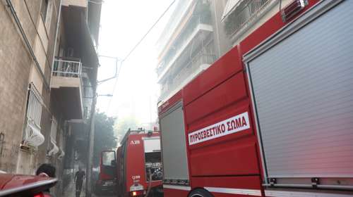 Πυρκαγιά σε υπόγειο διαμέρισμα στα Σεπόλια - Στο νοσοκομείο 28χρονος, εκκενώθηκε η πολυκατοικία