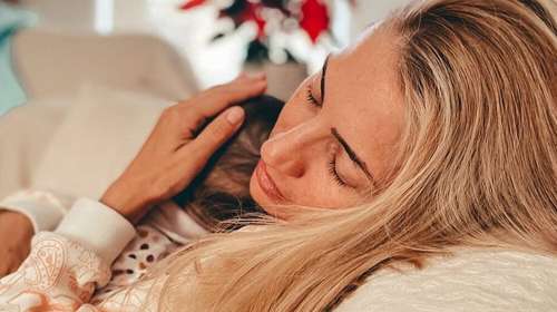 Μαρία Ηλιάκη: Η γλυκιά φωτογραφία με την κόρη της κάτω από το χριστουγεννιάτικο δέντρο