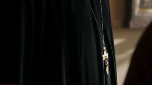Τέσσερα κορίτσια καταγγέλλουν πρώην αρχιμανδρίτη για βιασμό όταν ήταν ανήλικες: "Με χάιδευε στο στήθος για να με ευλογήσει"