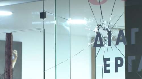 Καταδρομική επίθεση 40-50 ατόμων στο Κουκάκι - Εσπασαν καταστήματα και ΑΤΜ [βίντεο]