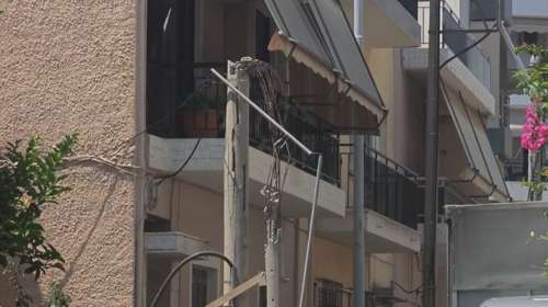 Ίλιον: Φορτηγό μετακόμισης έπεσε σε κολώνα και την "έκοψε" στη μέση