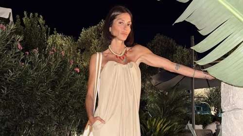 Η Σοφία Καρβέλα σου δείχνει πώς να φορέσεις σωστά τα χρυσά πέδιλα