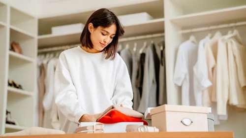 Αλουμινόχαρτο στην ντουλάπα: Το ιαπωνικό κόλπο που πραγματικά βοηθά στην προστασία των ρούχων