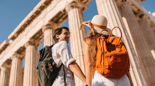 Ολο και λιγότερες ημέρες κάνουν διακοπές στην Ελλάδα οι ξένοι τουρίστες