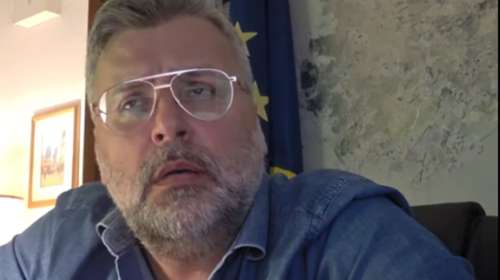 Βίντεο: Ο Γιάννης Καλλιάνος τραγουδά "Πιο καλή η μοναξιά" του Πάριου και όλοι μιλούν για τις φωνητικές του ικανότητες