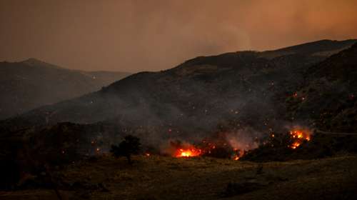 Κόλαση φωτιάς στο Ρέθυμνο: Θυελλώδεις άνεμοι προκαλούν συνεχείς αναζωπυρώσεις
