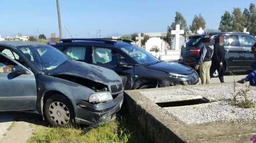 Αγρίνιο: Τράκαραν μέσα στο νεκροταφείο και "καρφώθηκαν" σε μνήματα - Εικόνες