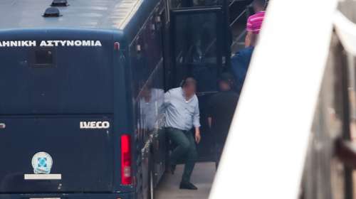 ΟΠΕΚΕΠΕ: Λιποθύμησε κατηγορούμενη πριν μπει στο ανακριτικό γραφείο - Επιδοτήσεις σε ιδιοκτήτες "φαντάσματα"