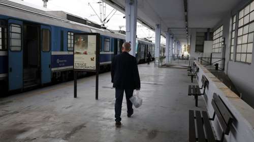 Διακοπή δρομολογίων του προαστιακού μεταξύ Άνω Λιοσίων και Ασπροπύργου λόγω φωτιάς δίπλα στη σιδηροδρομική γραμμή