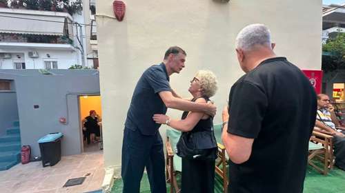 Όταν ο Γιώργος Μπαρτζώκας αγκάλιασε τη Μάγδα Φύσσα [εικόνες]