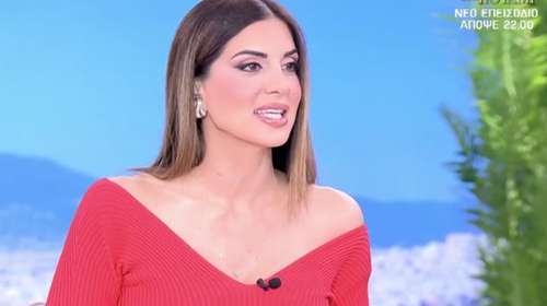Με το ίδιο τζιν παντελόνι: Η matchy matchy εμφάνιση της Σταματίνας Τσιμτσιλή με την κόρη της στην Κόρινθο