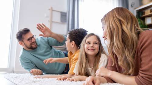 Νέο voucher έως 800 ευρώ για γονείς - Θα δίδεται κάθε μήνα, ποιοι οι δικαιούχοι