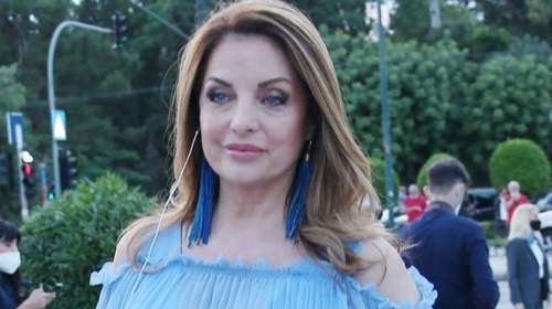 Άντζελα Γκερέκου: Με chic καφτάνι στη Σκιάθο
