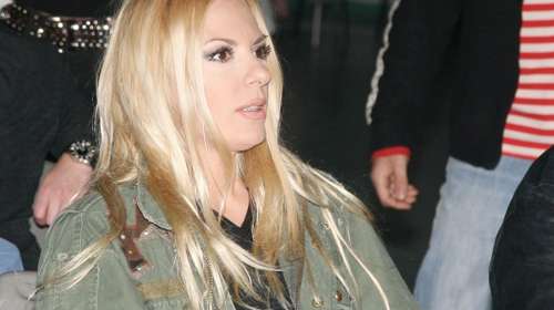 Ανίτα Πάνια: Η chic εμφάνισή της στον γάμο της Δανάης Μπάρκα στη Μεσσηνία