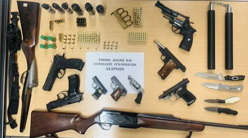 Μενίδι: Εντοπίστηκε ολόκληρο οπλοστάσιο σε σπίτι - Σε πέντε συλλήψεις προχώρησε η ΕΛ.ΑΣ.