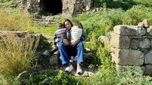 Η Όλγα Κεφαλογιάννη στον Μυστρά με τα παιδιά της: "Ολα ξεκινούν από την οικογένεια" [εικόνες]