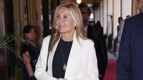 Η Μαρέβα Μητσοτάκη με λευκό παντελόνι και μαύρα ψηλοτάκουνα πέδιλα: Η ιδιαίτερη τσάντα