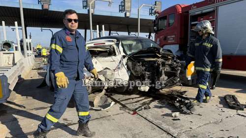 Σφοδρή σύγκρουση στα διόδια της Θήβας: Βανάκι προσέκρουσε σε αυτοκίνητο - Εγκλωβίστηκε ο οδηγός