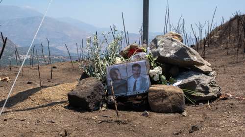 Ρέθυμνο: Συγκίνηση στην Κρύα Βρύση - Υψώθηκε η ελληνική σημαία στο σημείο όπου έπεσαν εν ώρα καθήκοντος οι δύο πυροσβέστες