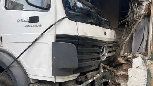Παρ' ολίγον τραγωδία στη Μαγνησία: "Ακυβέρνητο" φορτηγό έκοψε στύλο ηλεκτροδότησης και προσέκρουσε σε κατοικία