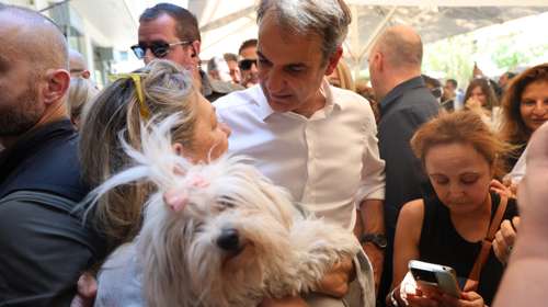 Μητσοτάκης σε πολίτες στη Νέα Σμύρνη: "Να φορτίσετε μπαταρίες το καλοκαίρι, σας βλέπω σε ετοιμότητα, αυτό θέλουμε"