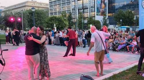 "Αέρας" Μπουένος Άιρες στο κέντρο της Αθήνας: Μια βραδιά γεμάτη τανγκό και πάθος, απέραντη "μιλόνγκα" τα Προπύλαια