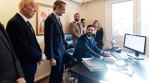 Ψηφιακός φάκελος: Ο Μητσοτάκης σε δικηγορικό γραφείο για την εφαρμογή του – "Λιγότερη γραφειοκρατία"