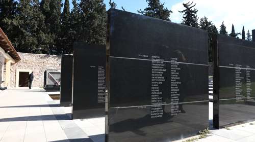 Καισαριανή: Αποκαταστάθηκε η μαρμάρινη πλάκα με τα ονόματα των 200 εκτελεσθέντων, μετά τους βανδαλισμούς