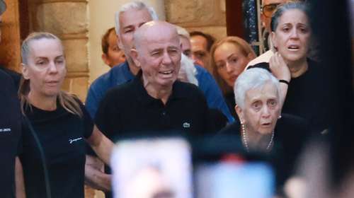 Το τρισάγιο για τον Μαζωνάκη: Τελέστηκε σε κλειστό οικογενειακό κύκλο - Τραγικές φιγούρες οι γονείς του