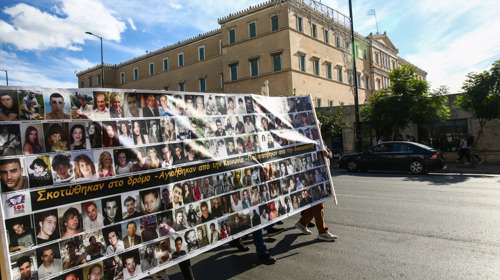 Πορεία για τα τροχαία: Η μητέρα του Ιάσονα που έχασε τη ζωή του έξω από τη Βουλή - "Εγώ δεν βρήκα δικαιοσύνη"