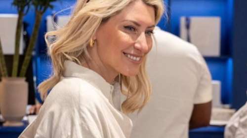 Σία Κοσιώνη: Chic και καλοκαιρινή στη Βουκουρεστίου