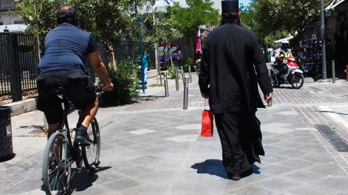 Τρίκαλα: Συζυγικός καυγάς παπά με παπαδιά κατέληξε στο Αστυνομικό Τμήμα - Αρπάχτηκαν, τη χαστούκισε και τον κλώτσησε