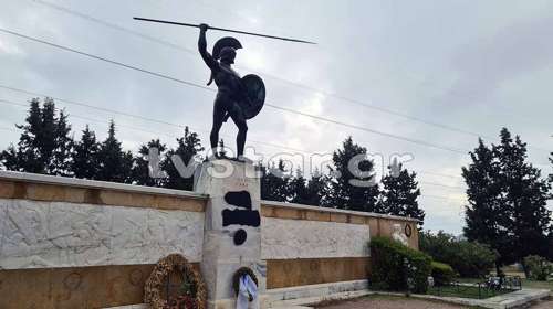 Απύθμενο θράσος: Βανδάλισαν το άγαλμα του Λεωνίδα στις Θερμοπύλες [Εικόνες-Βίντεο]