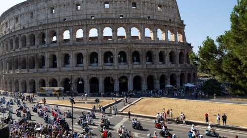 Vespa: Το θρυλικό ιταλικό σκούτερ γιορτάζει 80 χρόνια και η Ρώμη "βούλιαξε" από μηχανάκια