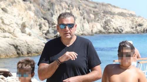Γιώργος Λιάγκας: Με τον 15χρονο γιο του Γιάννη σε παραλία της Τζιάς