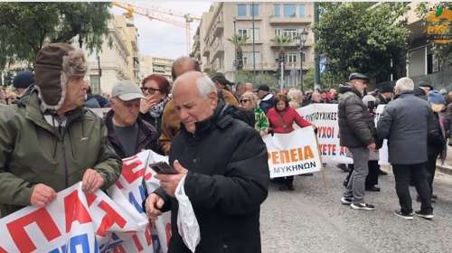 Συνταξιούχοι από όλη την Ελλάδα στο Μαξίμου: Ζήτησαν αυξήσεις και συνάντηση με τον πρωθυπουργό