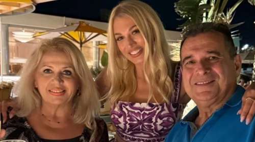 Κωνσταντίνα Σπυροπούλου: Δείπνο με τους γονείς της στο νέο εστιατόριο του συζύγου της - Με κομψό deux pieces η παρουσιάστρια