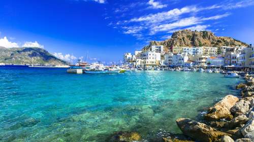 Το νησί με τη διάφανη και εξωπραγματική θάλασσα που αποθεώνουν διεθνή Μέσα -Παραλίες "κοσμήματα"