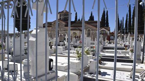 Λαμία: Μητέρα νόμιζε ότι είχαν κλέψει τη σορό του γιου της από τον τάφο - Χαμός στο κοιμητήριο, κάλεσε την αστυνομία
