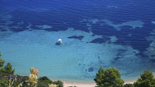 Ένας ελληνικός προορισμός στα κορυφαία καλοκαιρινά ταξίδια του 2026 - Πράσινο και καταγάλανα νερά