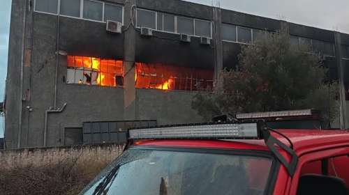 Mεγάλη φωτιά στα Σπάτα σε αποθηκευτικό χώρο επιχείρησης αθλητικών ειδών: Τέθηκε υπό μερικό έλεγχο