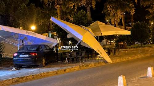 Σοβαρό τροχαίο στο Ναύπλιο: Αυτοκίνητο "καρφώθηκε" σε τραπεζοκαθίσματα πιτσαρίας - Πώς δεν τραυματίστηκε κανείς