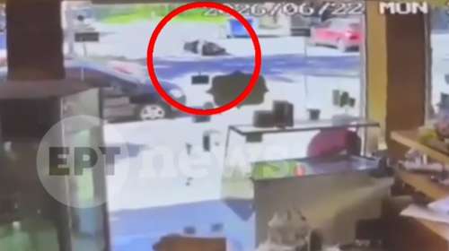 Κερατσίνι: Η στιγμή που η μοτοσικλέτα πέφτει σε σχολικό μετά από την καταδίωξη που ξεκίνησε στα Μέγαρα [βίντεο]